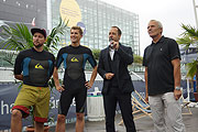 Flughafen Marketing Chef Michael Otremba (2. v.r.) und Rainer Klimaschewski (rechts).vom ATV action Team, das die Welle gebaut hat, stellten vor der Eröffnung kurz die technischen Finessen dieser einzigartigen Anlage vor (©Foto. Martin Schmitz)